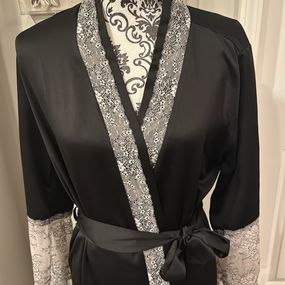 Flora Nikrooz Robe - Picture 2 of 11